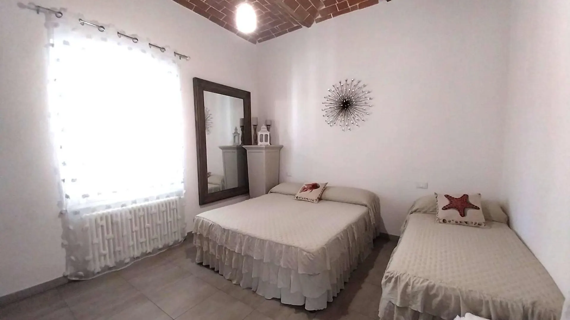 Toscana Appartamento Di Charme Con Due Camere, Due Bagni E Terrazza In Posizione Centralissima Cecina  Italia