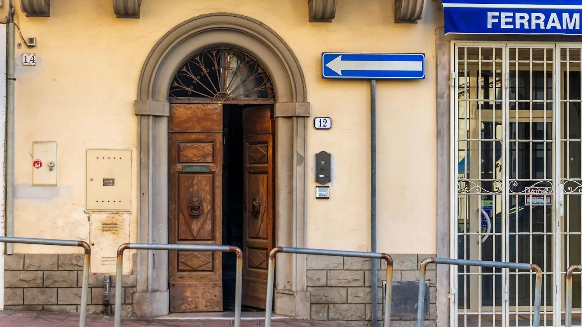 Apartment Toscana Appartamento Di Charme Con Due Camere, Due Bagni E Terrazza In Posizione Centralissima Cecina