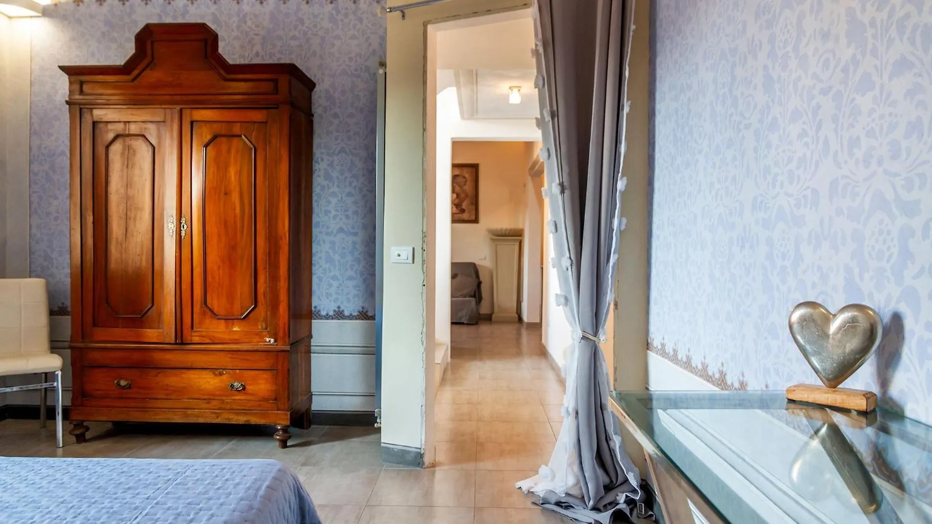 Toscana Appartamento Di Charme Con Due Camere, Due Bagni E Terrazza In Posizione Centralissima Cecina  Italy